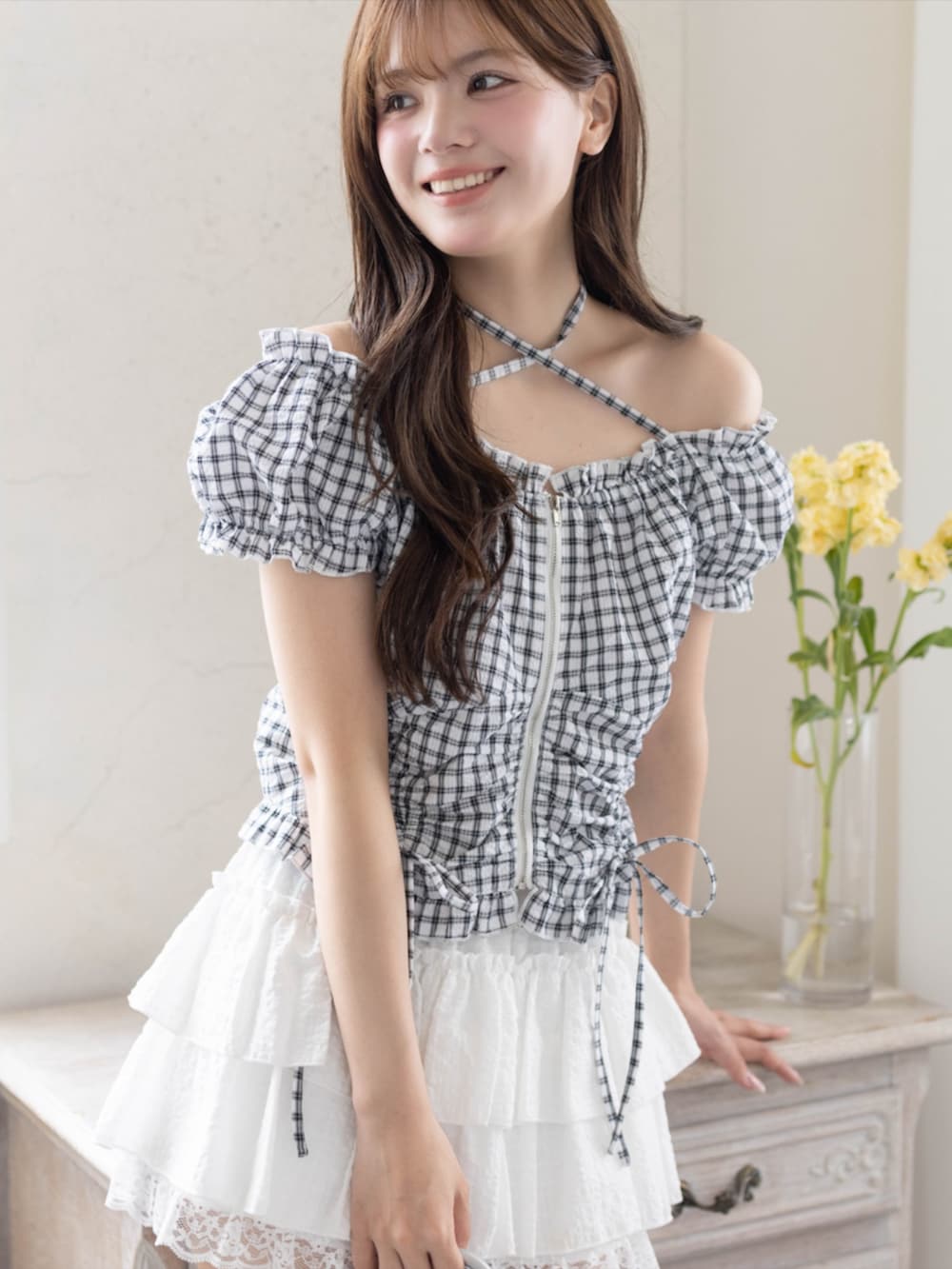 シルバー系のパンプス、ホワイト系のスカート、ホワイト系のシャツ/ブラウスを着用したレディースの春コーディネートの4枚目の写真