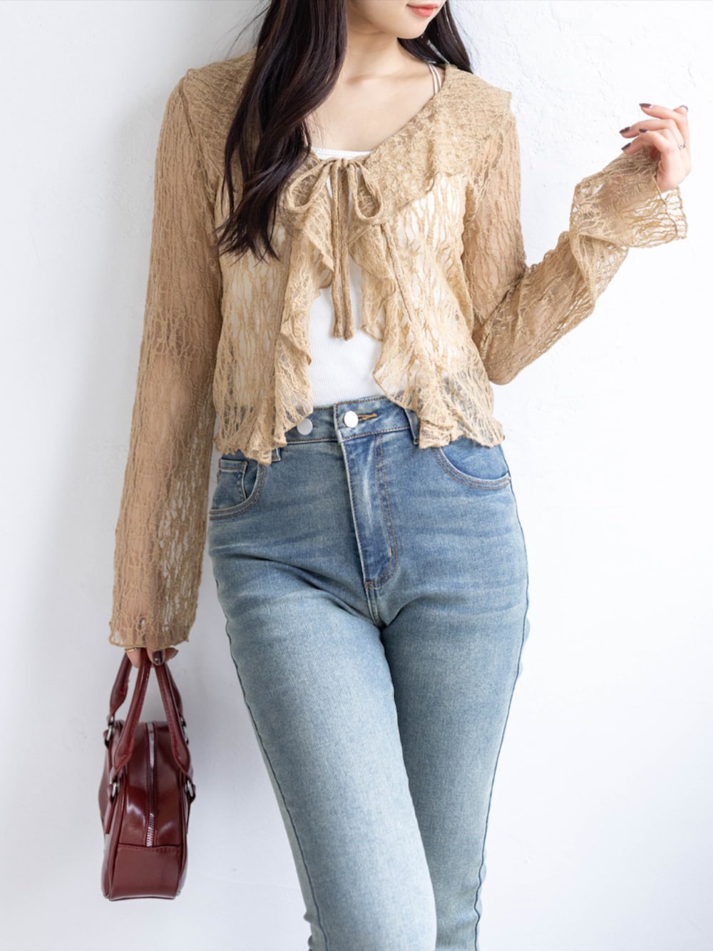 レッド系のパンプス、ブルー系のデニムパンツ、ベージュ系のTシャツ/カットソーを着用したレディースの春コーディネートの5枚目の写真