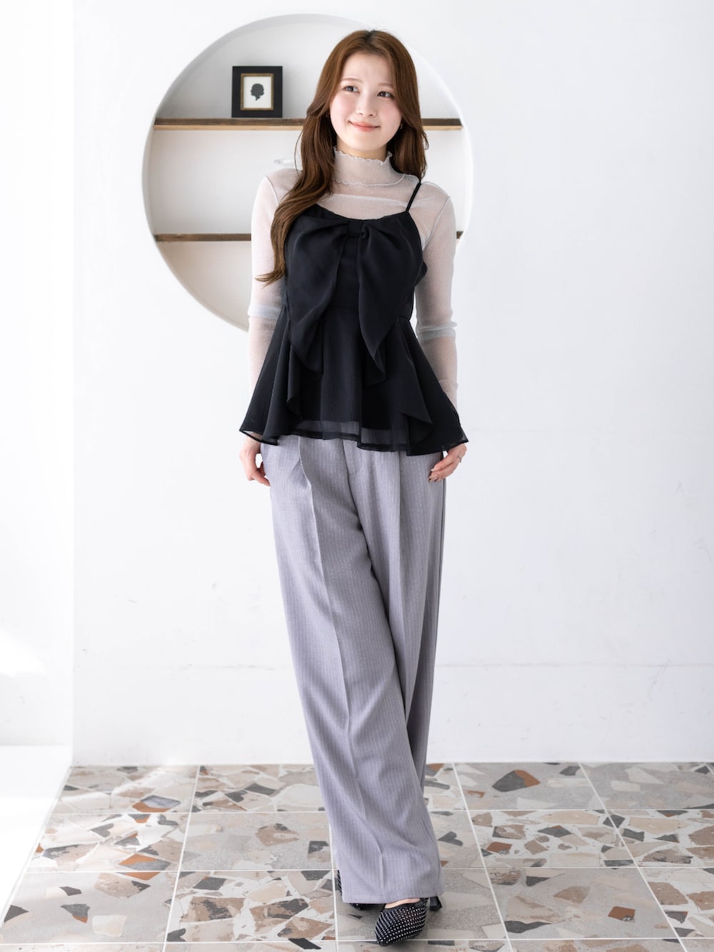 ブラック系のキャミソール、グレー系のその他パンツを着用したレディースの冬コーディネートの2枚目の写真