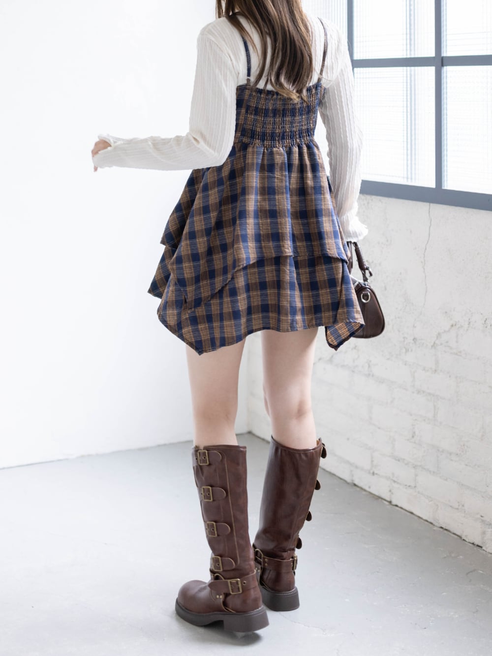 ホワイト系のTシャツ/カットソー、ブルー系のワンピース、ブラウン系のブーツを着用したレディースの春コーディネートの4枚目の写真