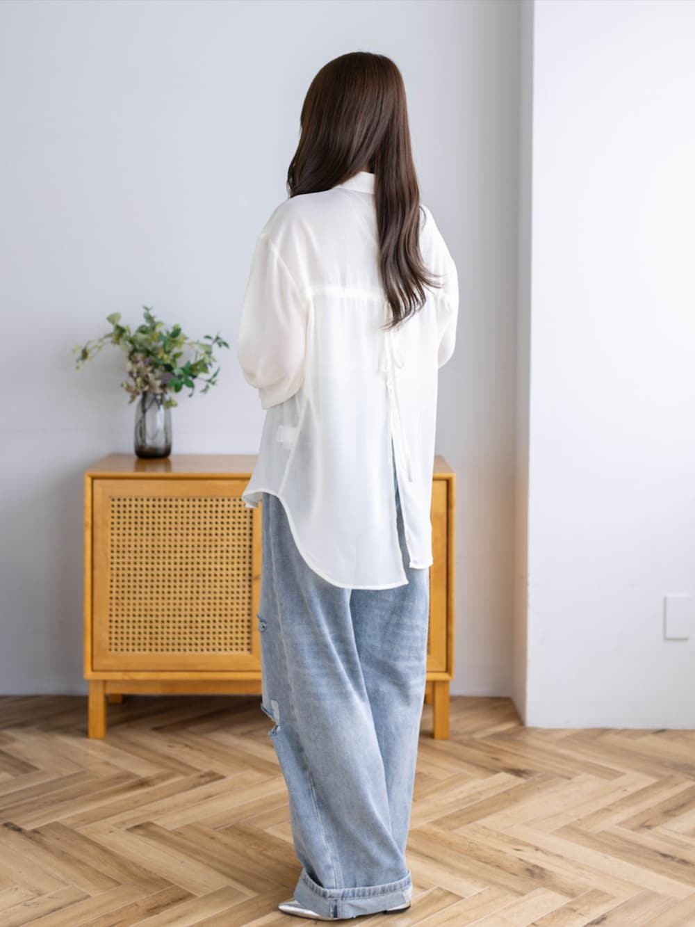 シルバー系のパンプス、ブルー系のデニムパンツ、ホワイト系のシャツ/ブラウスを着用したレディースの夏コーディネートの2枚目の写真