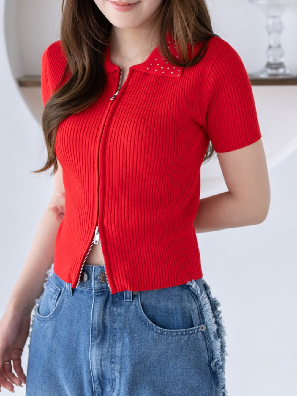 ブルー系のデニムパンツ、レッド系のニット/セーターを着用したレディースの夏コーディネートの5枚目の写真