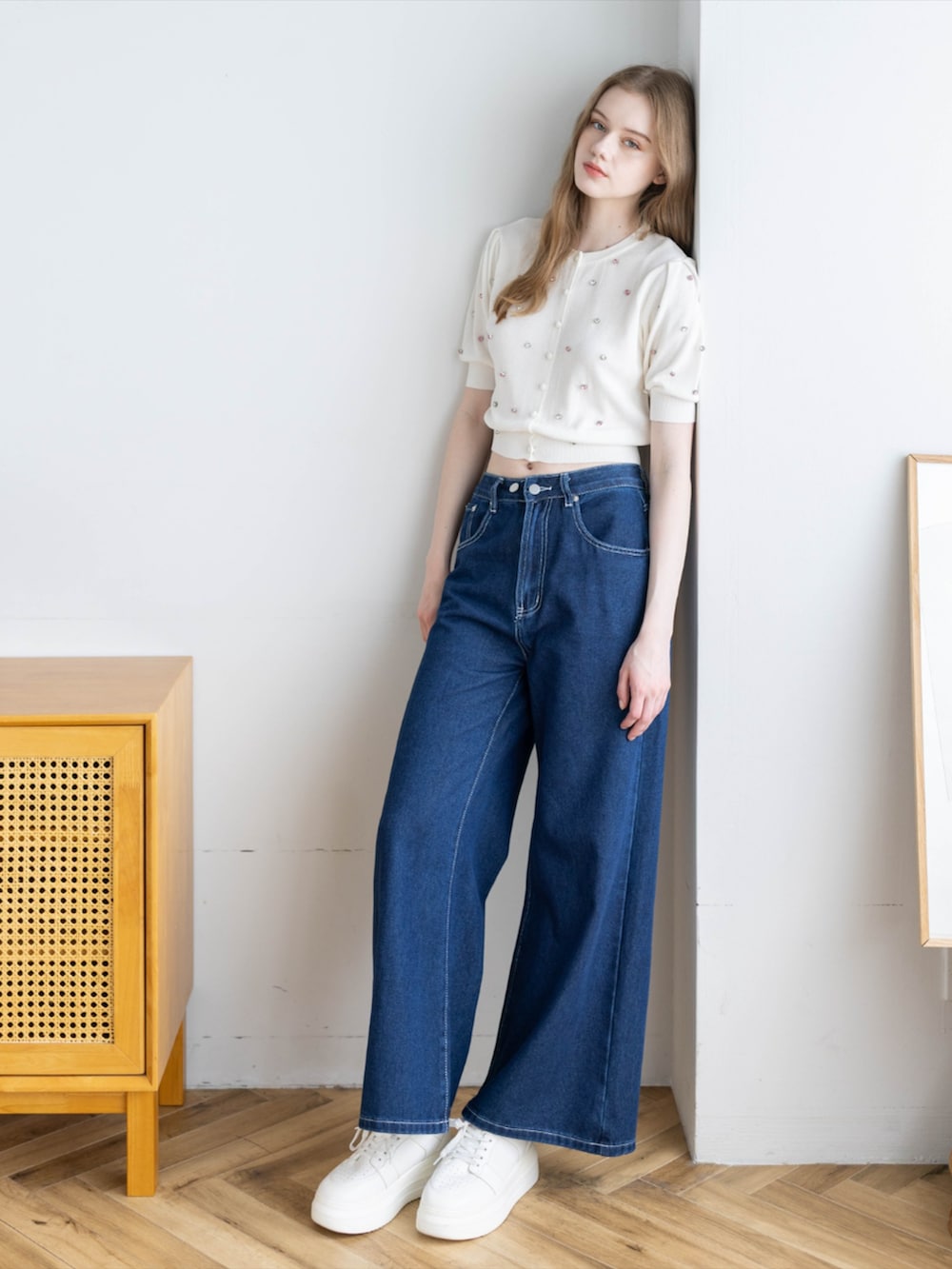 ホワイト系のカーディガン/ボレロ、ブルー系のデニムパンツを着用したレディースの夏コーディネートの2枚目の写真