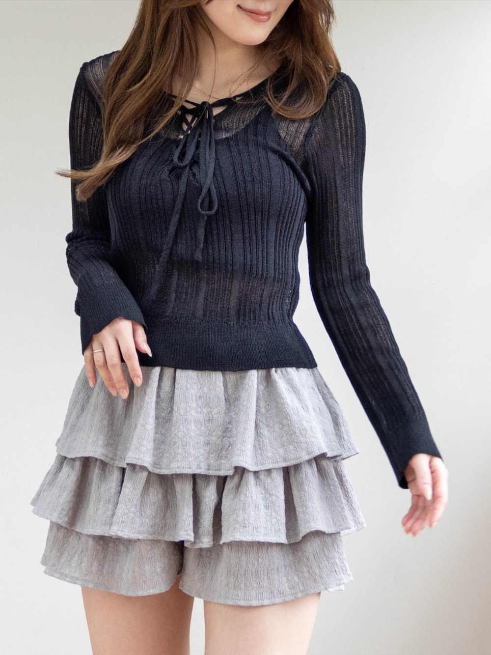 ブラック系のニット/セーター、グレー系のその他パンツ、ブラック系のサンダルを着用したレディースの春コーディネートの3枚目の写真