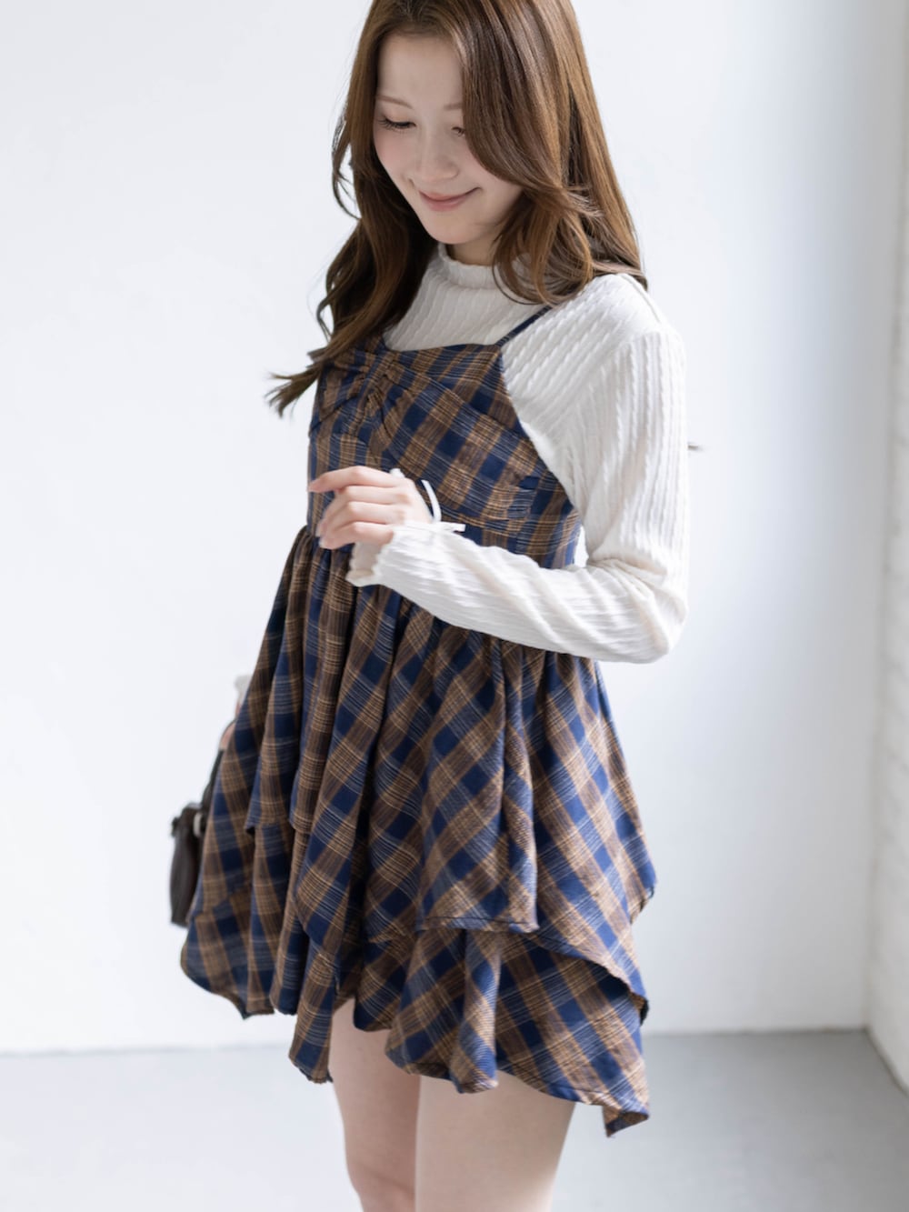 ホワイト系のTシャツ/カットソー、ブルー系のワンピース、ブラウン系のブーツを着用したレディースの春コーディネートの8枚目の写真