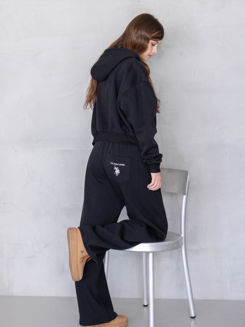 ブラック系のスウェットパンツ、ブラック系のパーカー、イエロー系のスニーカーを着用したレディースの秋コーディネートの6枚目の写真