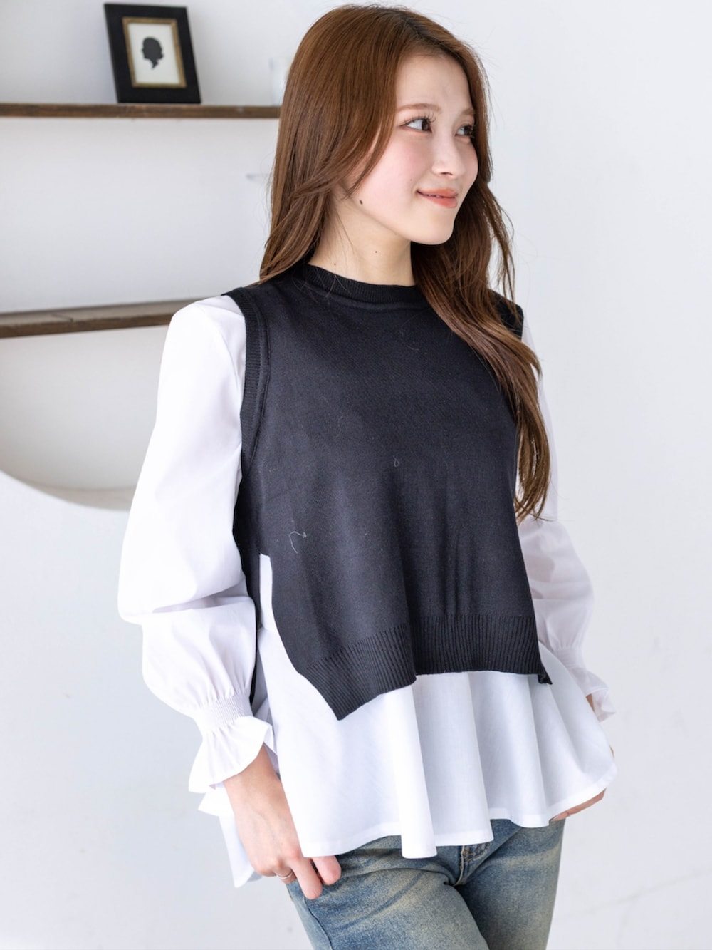 ブルー系のデニムパンツ、ホワイト系のスニーカー、ブラック系のシャツ/ブラウスを着用したレディースの冬コーディネートの6枚目の写真