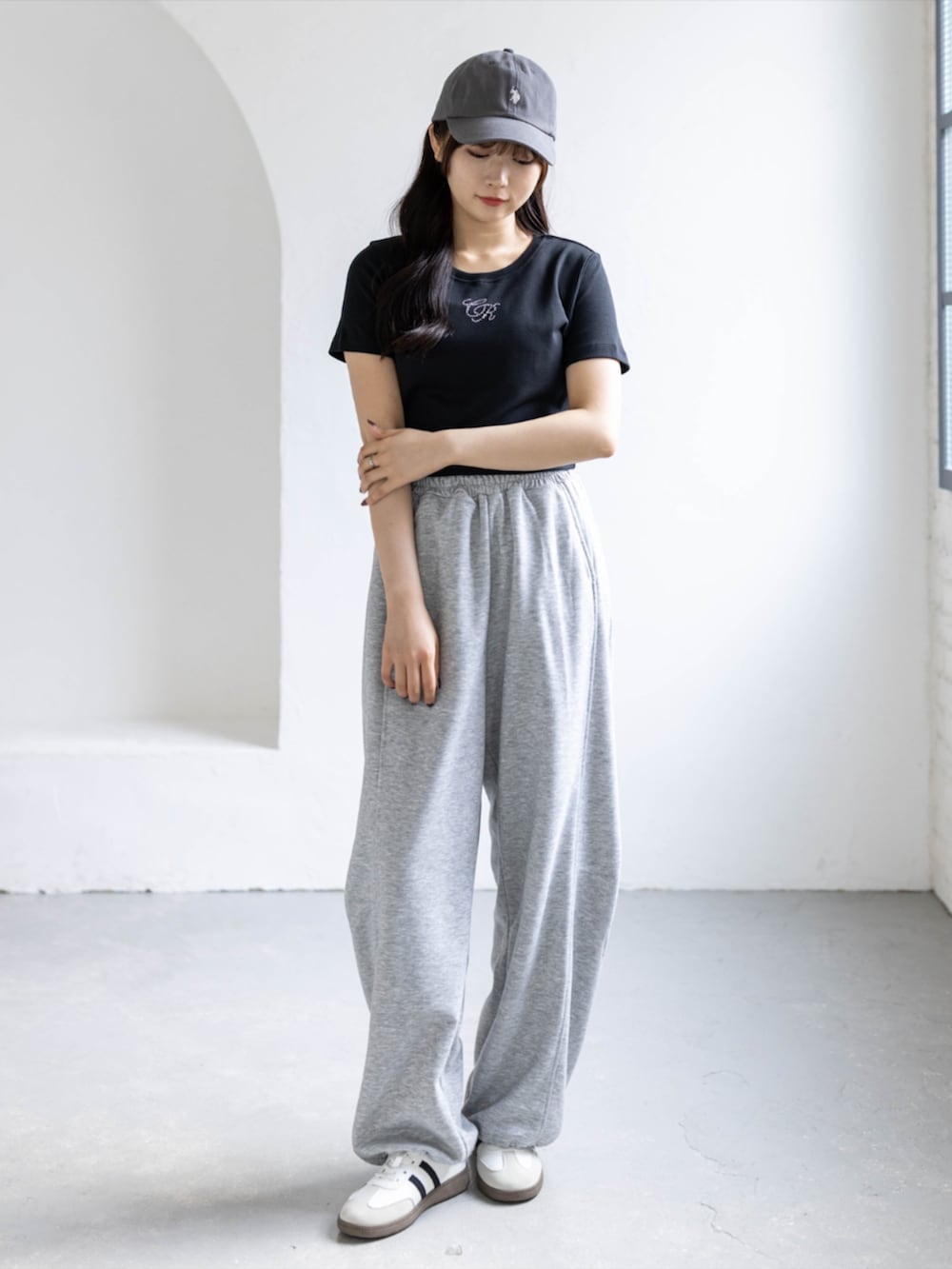 ホワイト系のスニーカー、グレー系のスウェットパンツ、ブラック系のTシャツ/カットソーを着用したレディースの夏コーディネートの4枚目の写真