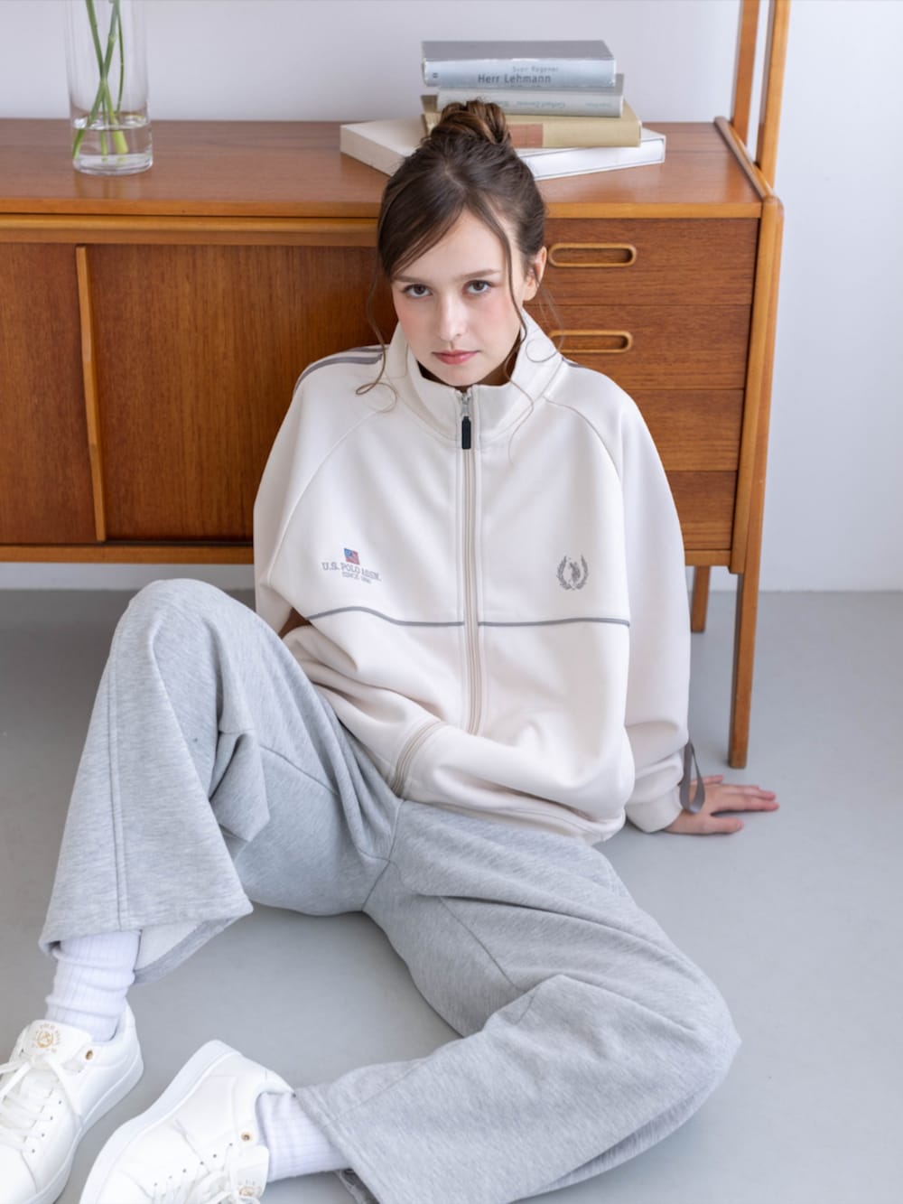 ゴールド系のスニーカー、グレー系のスウェットパンツ、ホワイト系のTシャツ/カットソーを着用したレディースの秋コーディネートの8枚目の写真