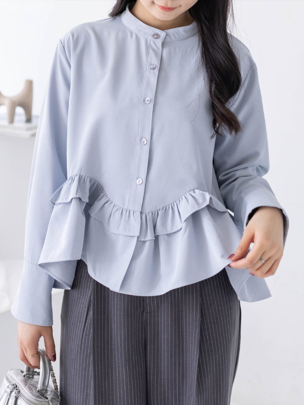 シルバー系のパンプス、グレー系のスラックス、ブルー系のシャツ/ブラウスを着用したレディースの春コーディネートの3枚目の写真