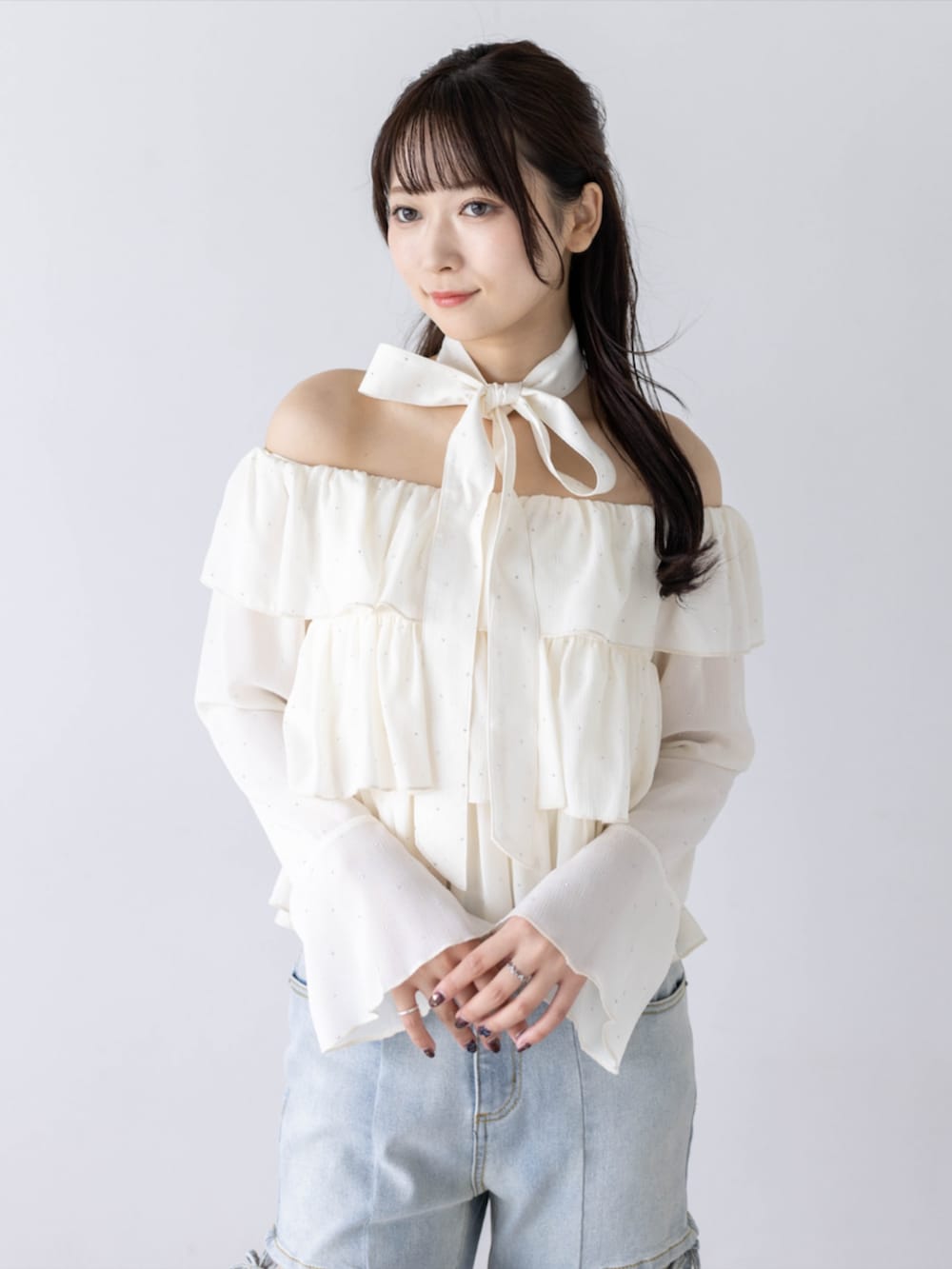 ホワイト系のパンプス、ブルー系のデニムパンツ、ホワイト系のシャツ/ブラウスを着用したレディースの夏コーディネートの4枚目の写真