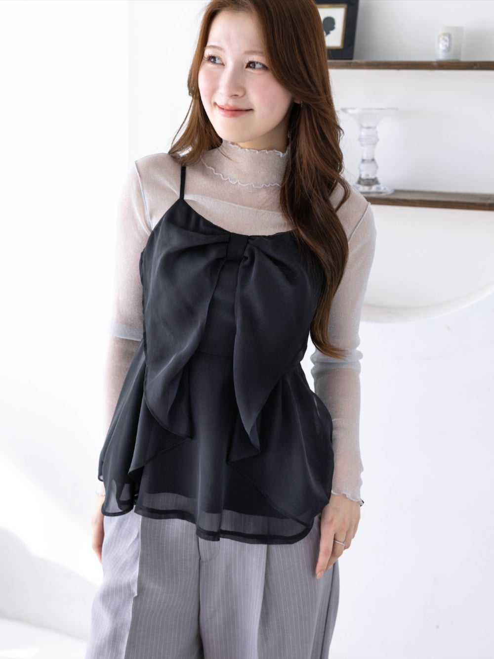 ホワイト系のTシャツ/カットソー、グレー系のスラックス、ブラック系のパンプスを着用したレディースの春コーディネートの3枚目の写真
