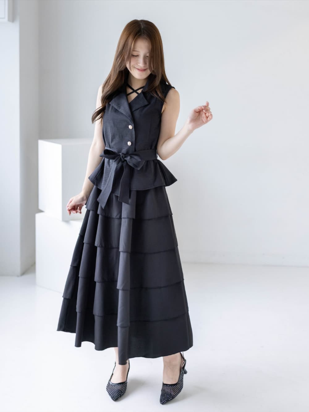 ブラック系のパンプス、ブラック系のワンピース、ブラック系のシャツ/ブラウスを着用したレディースの夏コーディネートの4枚目の写真
