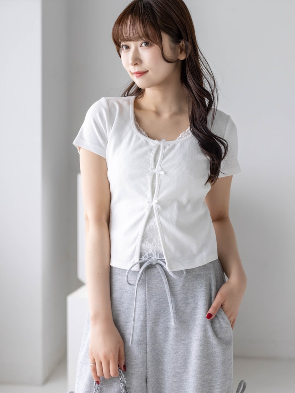 シルバー系のパンプス、ホワイト系のTシャツ/カットソー、グレー系のスウェットパンツを着用したレディースの春コーディネートの3枚目の写真