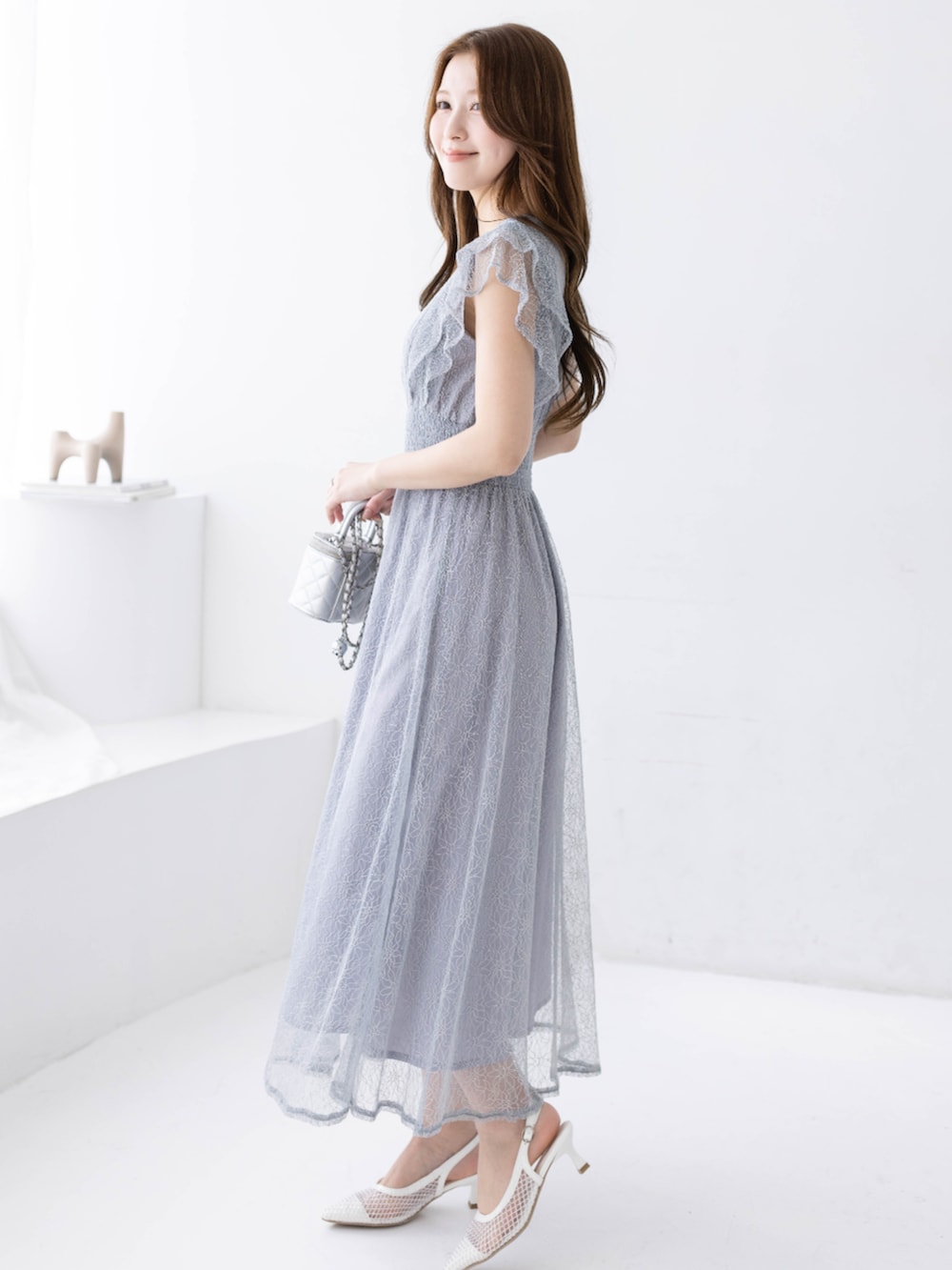 グレー系のワンピースを着用したレディースの冬コーディネートの2枚目の写真