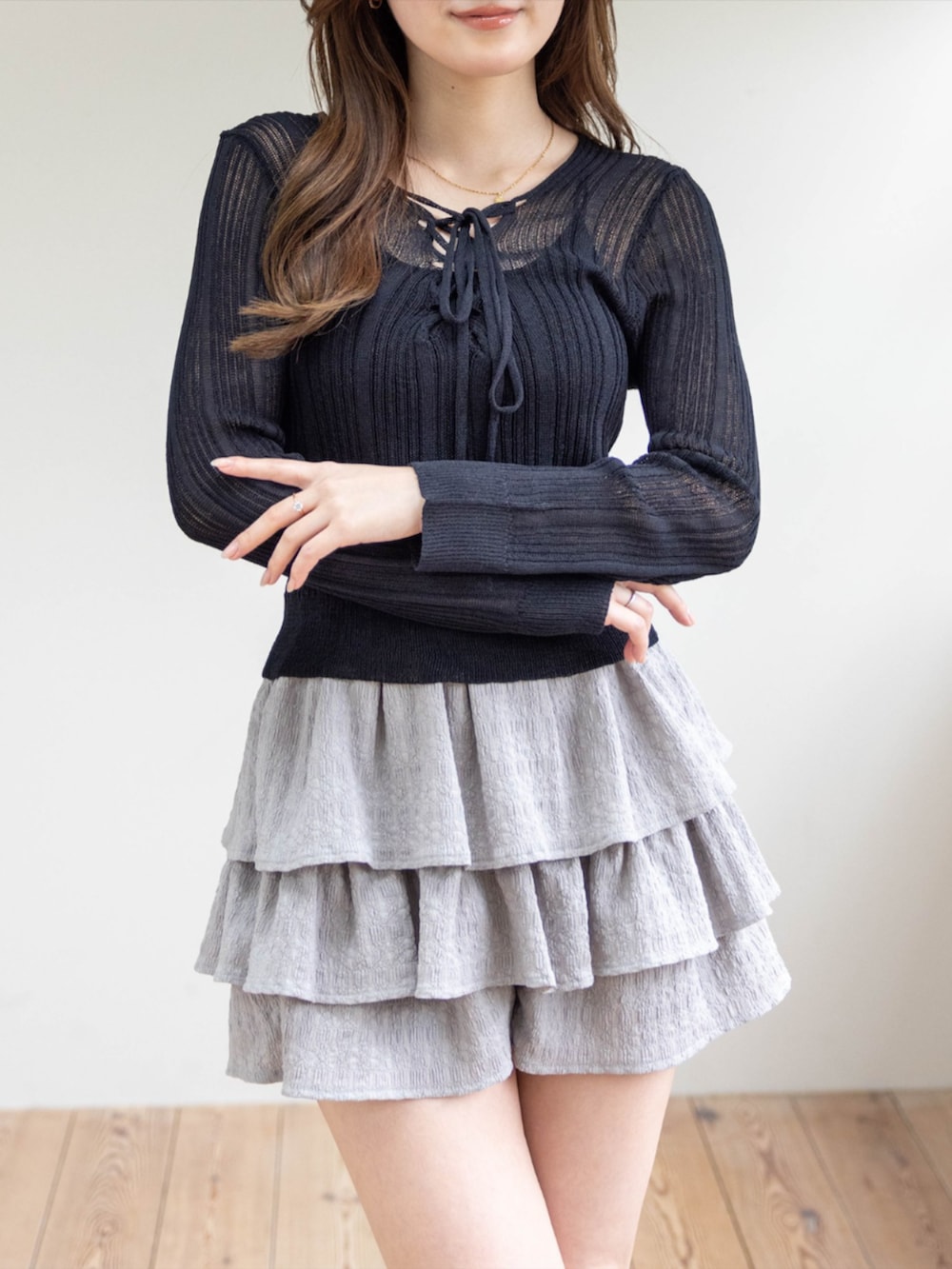 ブラック系のニット/セーター、グレー系のその他パンツ、ブラック系のサンダルを着用したレディースの春コーディネートの4枚目の写真