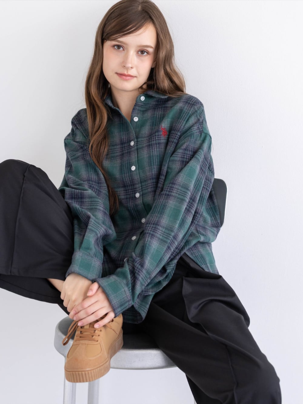 ブラック系のその他パンツ、イエロー系のスニーカー、グリーン系のシャツ/ブラウスを着用したレディースの秋コーディネートの9枚目の写真
