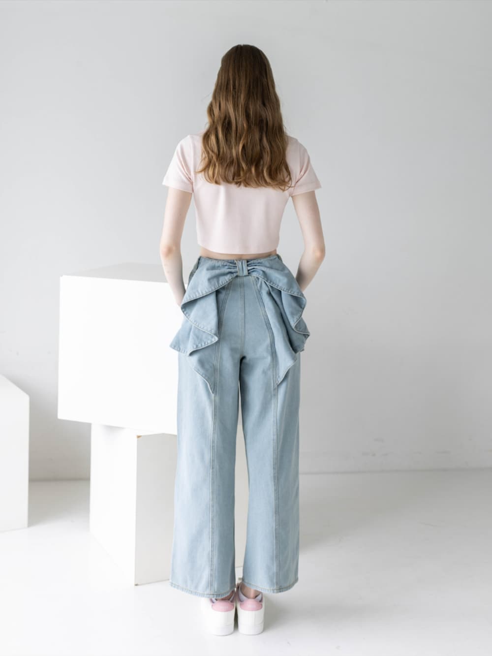 ピンク系のTシャツ/カットソー、ブルー系のデニムパンツを着用したレディースの夏コーディネートの5枚目の写真
