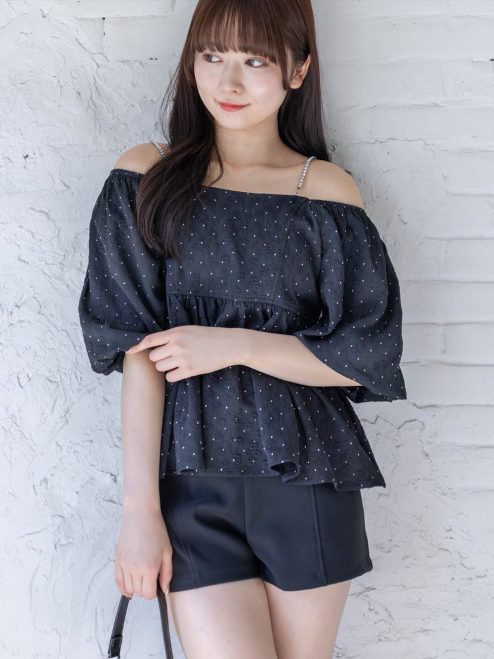 ブラック系のブーツ、ブラック系のその他パンツ、ブラック系のハンドバッグを着用したレディースの春コーディネートの4枚目の写真