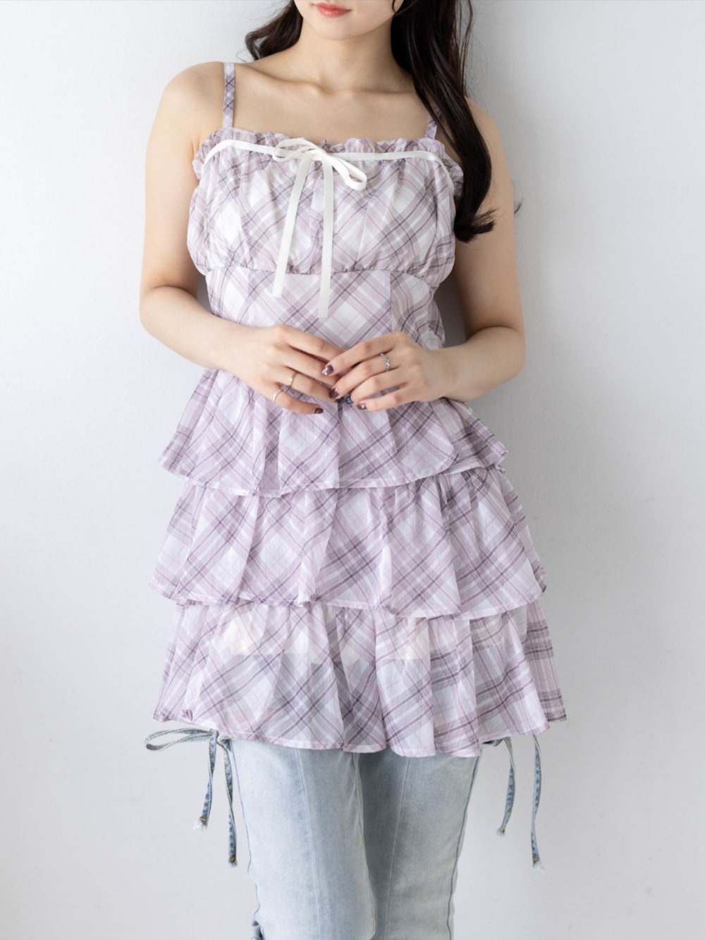 ホワイト系のパンプス、ブルー系のデニムパンツ、ベージュ系のワンピースを着用したレディースの夏コーディネートの5枚目の写真