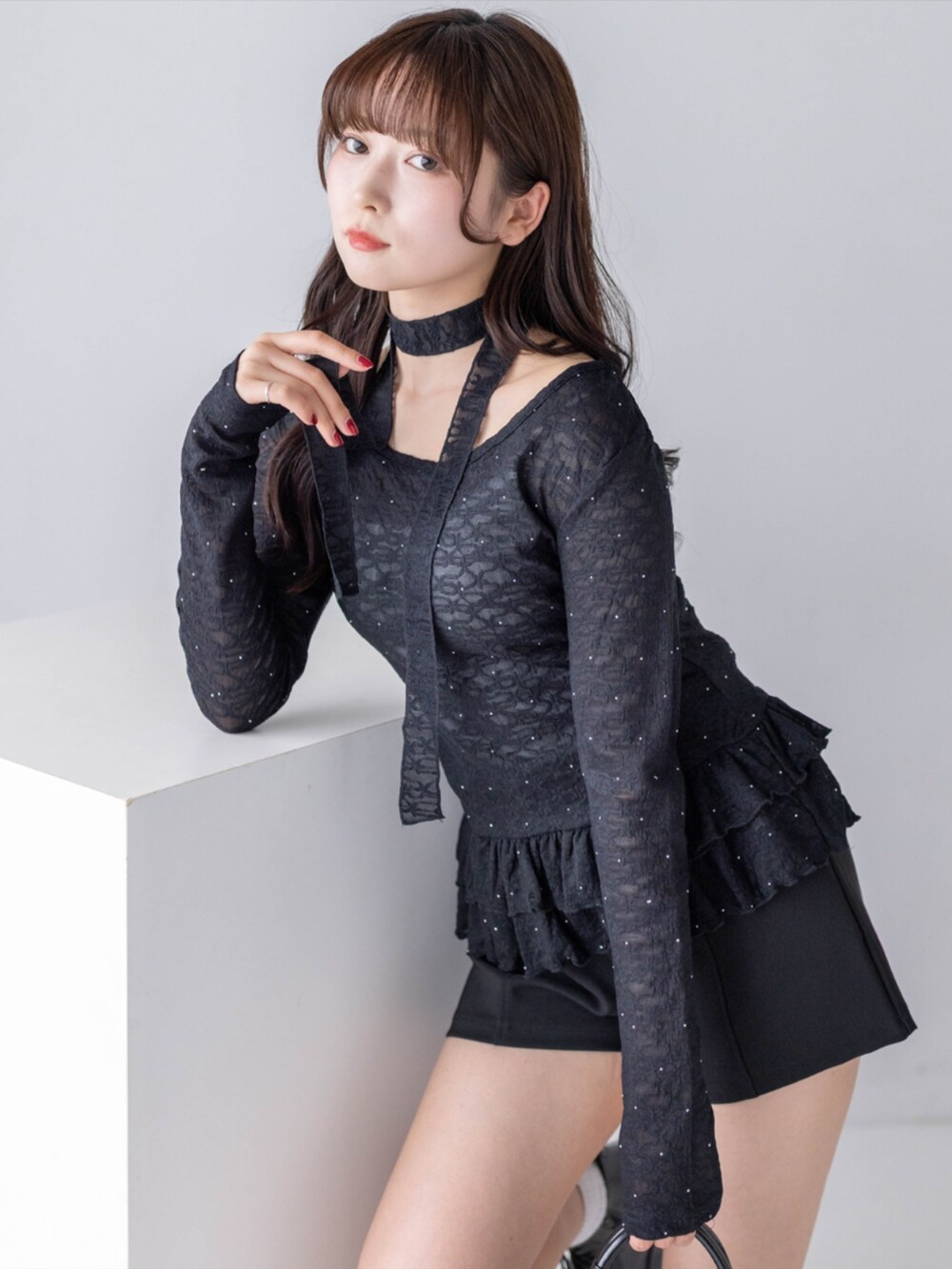 ブラック系のブーツ、ブラック系のその他パンツ、ブラック系のハンドバッグを着用したレディースの春コーディネートの4枚目の写真