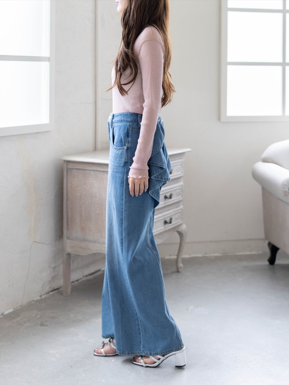 シルバー系のサンダル、ブルー系のデニムパンツ、ピンク系のTシャツ/カットソーを着用したレディースの夏コーディネートの6枚目の写真