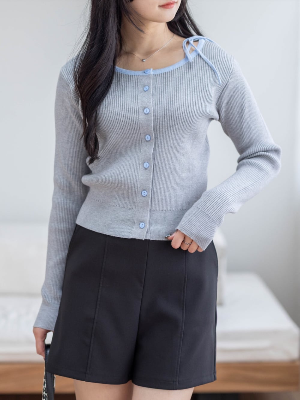 ブラック系のブーツ、ブラック系のその他パンツ、グレー系のカーディガン/ボレロを着用したレディースの夏コーディネートの2枚目の写真