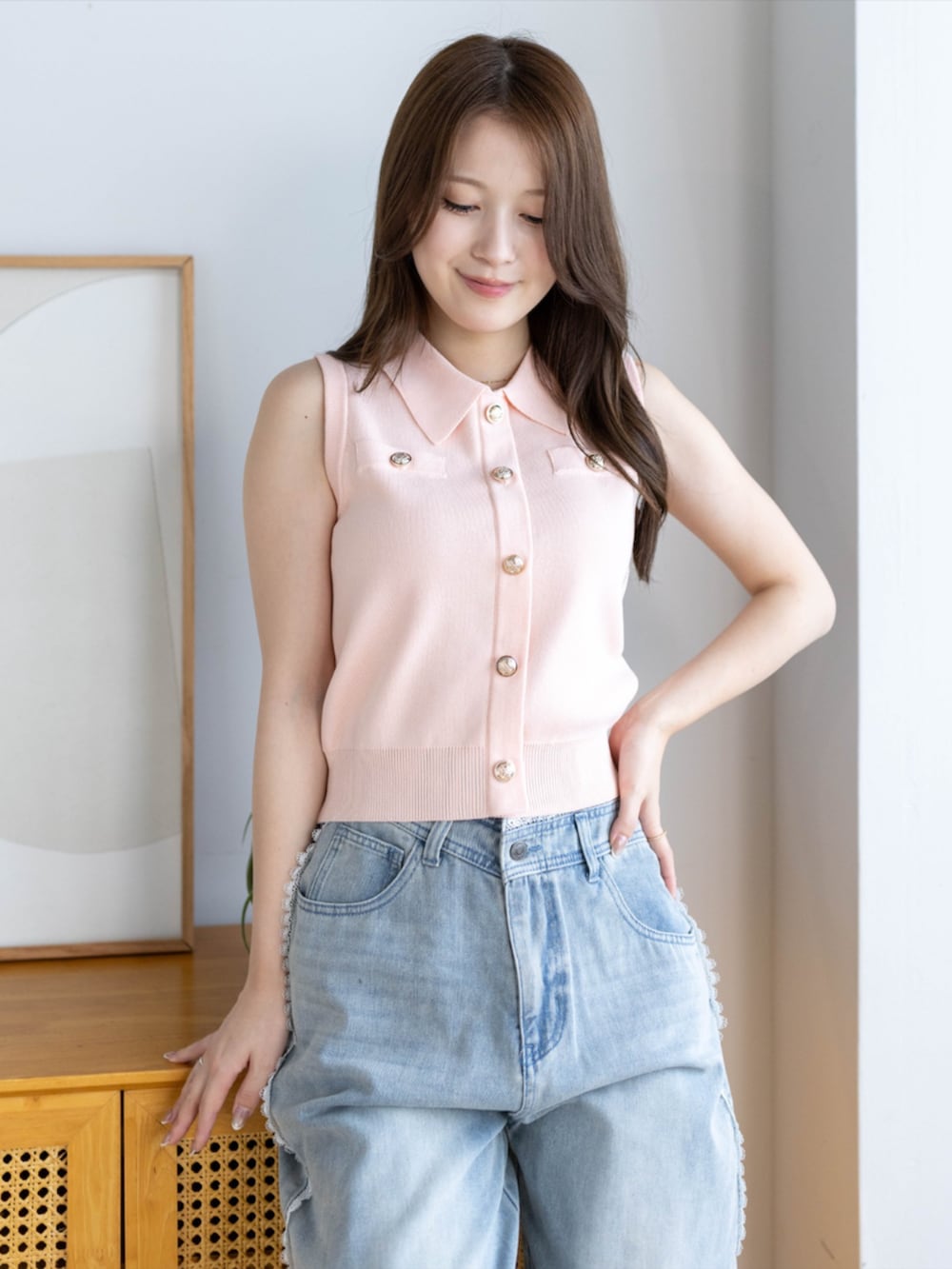 ブルー系のデニムパンツ、ホワイト系のパンプス、ピンク系のニット/セーターを着用したレディースの夏コーディネートの4枚目の写真