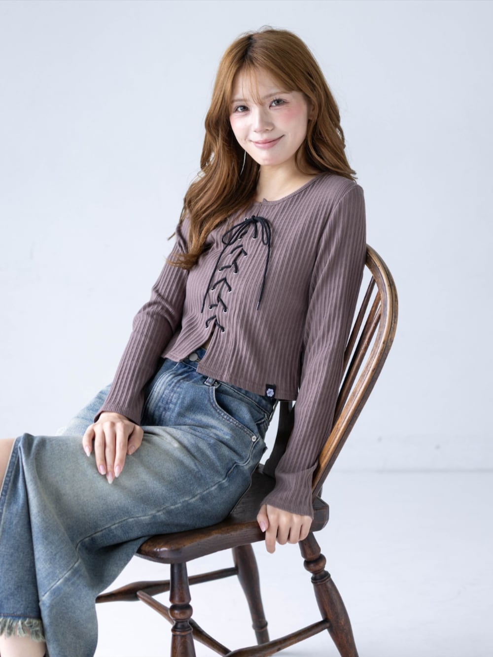 ブルー系のデニムスカート、ブラウン系のTシャツ/カットソー、ブラック系のブーツを着用したレディースの秋コーディネートの9枚目の写真