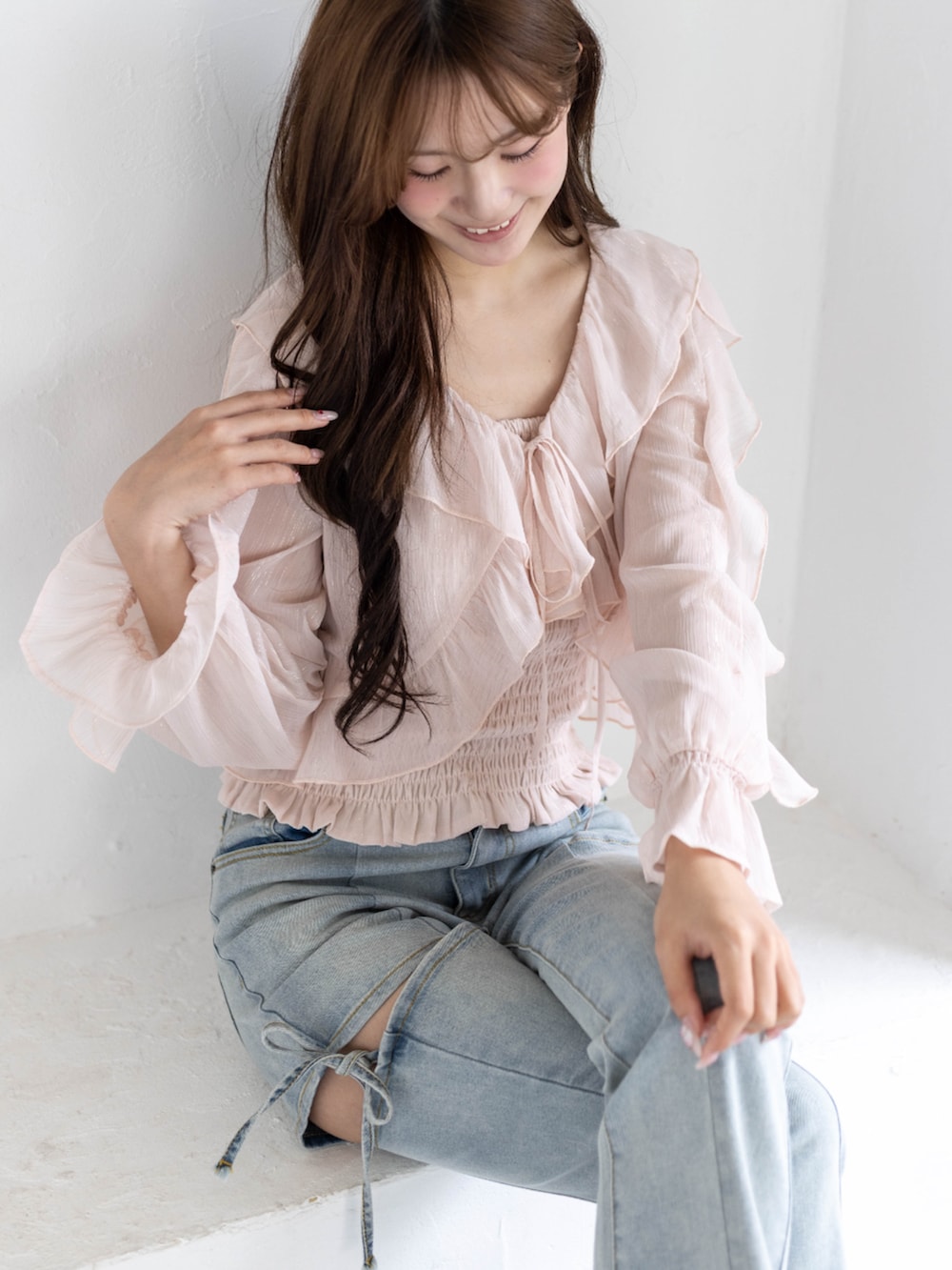 シルバー系のパンプス、ブルー系のデニムパンツ、ピンク系のシャツ/ブラウスを着用したレディースの春コーディネートの9枚目の写真