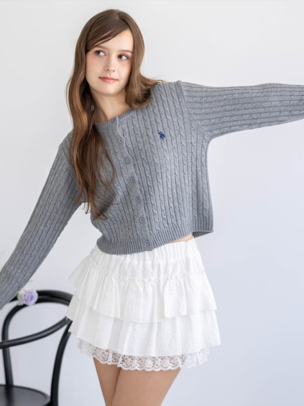 レッド系のパンプス、グレー系のカーディガン/ボレロ、ホワイト系のスカートを着用したレディースの秋コーディネートの7枚目の写真