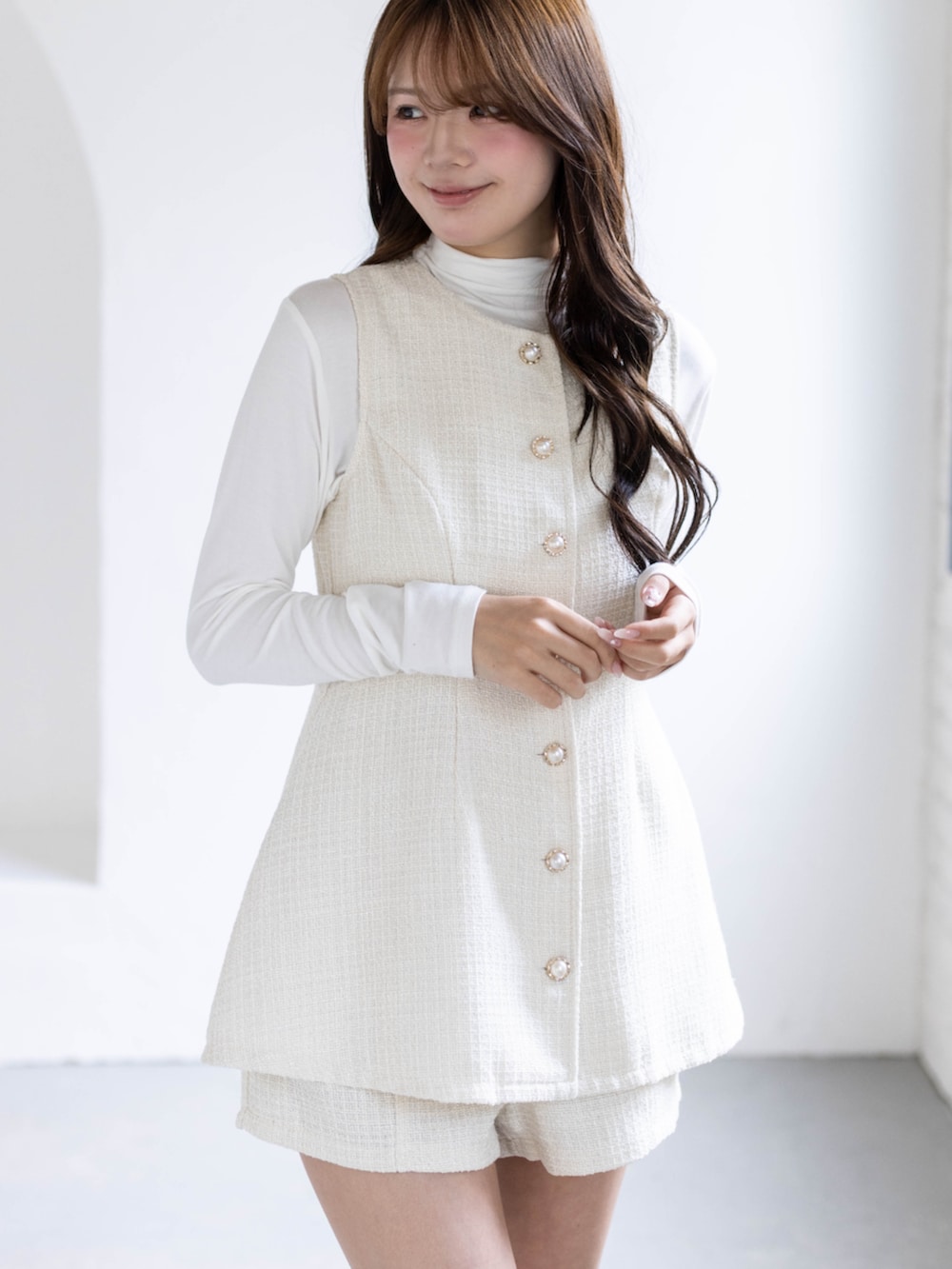 ベージュ系のブーツ、ホワイト系のチュニック、ホワイト系のTシャツ/カットソーを着用したレディースの春コーディネートの5枚目の写真