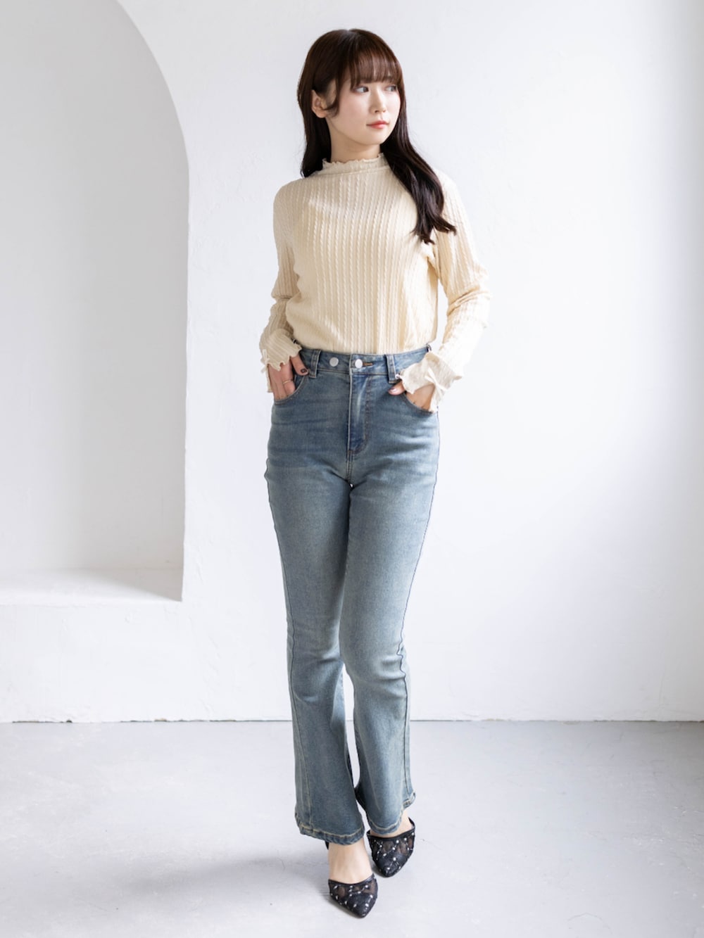 ブルー系のデニムパンツ、ベージュ系のTシャツ/カットソー、ブラック系のパンプスを着用したレディースの春コーディネートの2枚目の写真