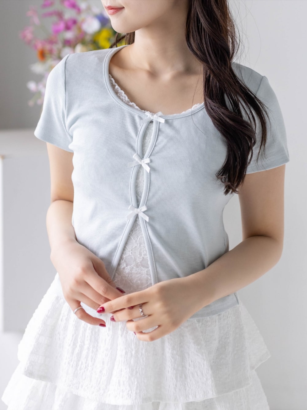 ホワイト系のその他パンツ、ホワイト系のパンプス、ブルー系のTシャツ/カットソーを着用したレディースの春コーディネートの5枚目の写真