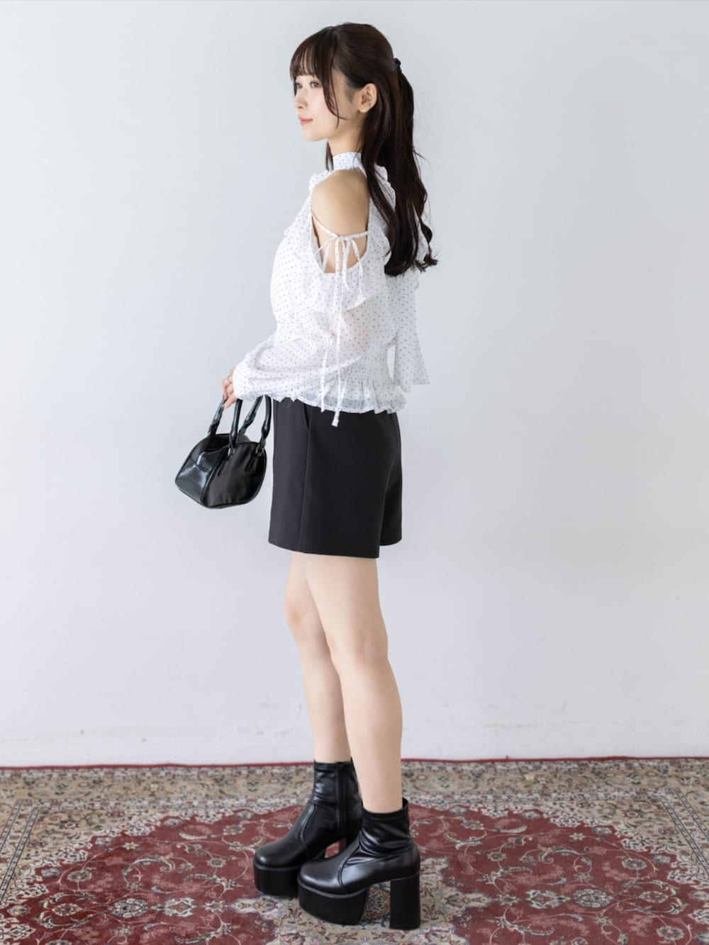ブラック系のその他パンツ、ホワイト系のシャツ/ブラウスを着用したレディースの夏コーディネートの2枚目の写真