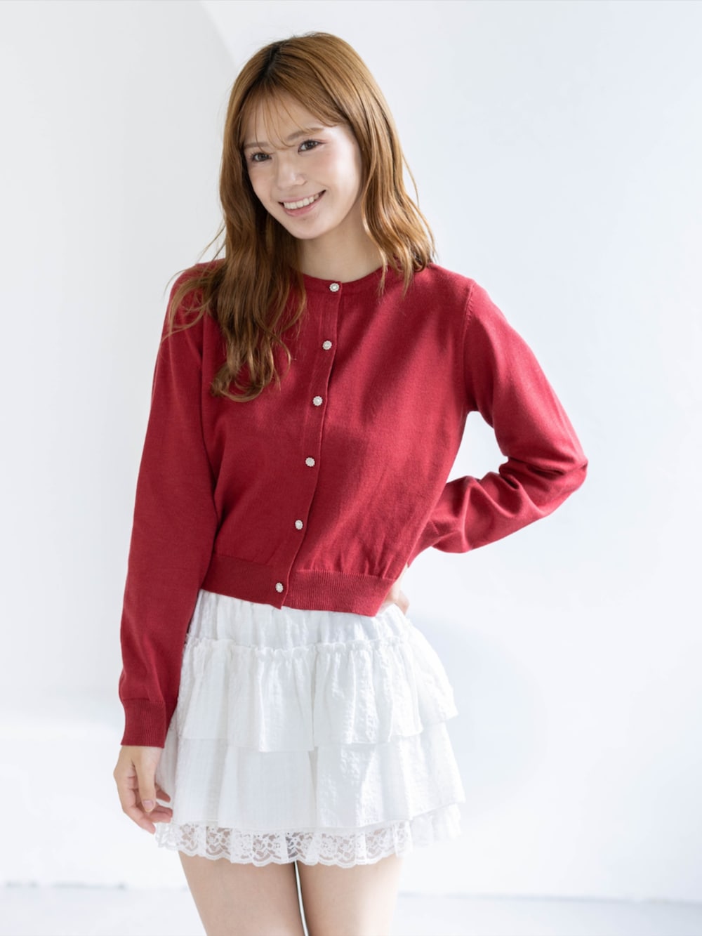 ホワイト系のスカート、イエロー系のパンプス、レッド系のニット/セーターを着用したレディースの秋コーディネートの4枚目の写真