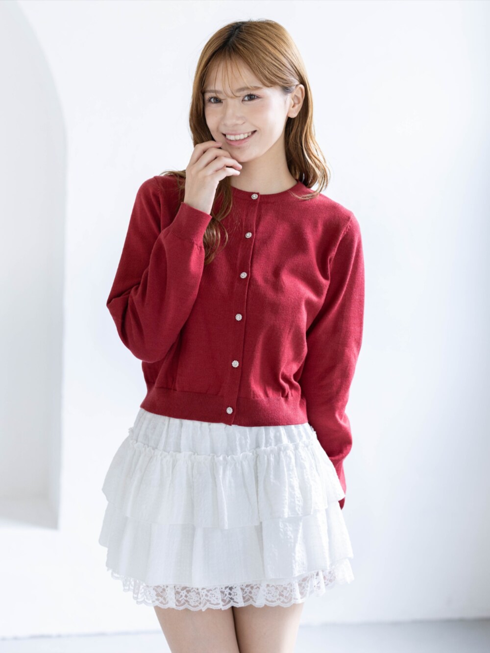 ホワイト系のスカート、イエロー系のパンプス、レッド系のニット/セーターを着用したレディースの秋コーディネートの5枚目の写真