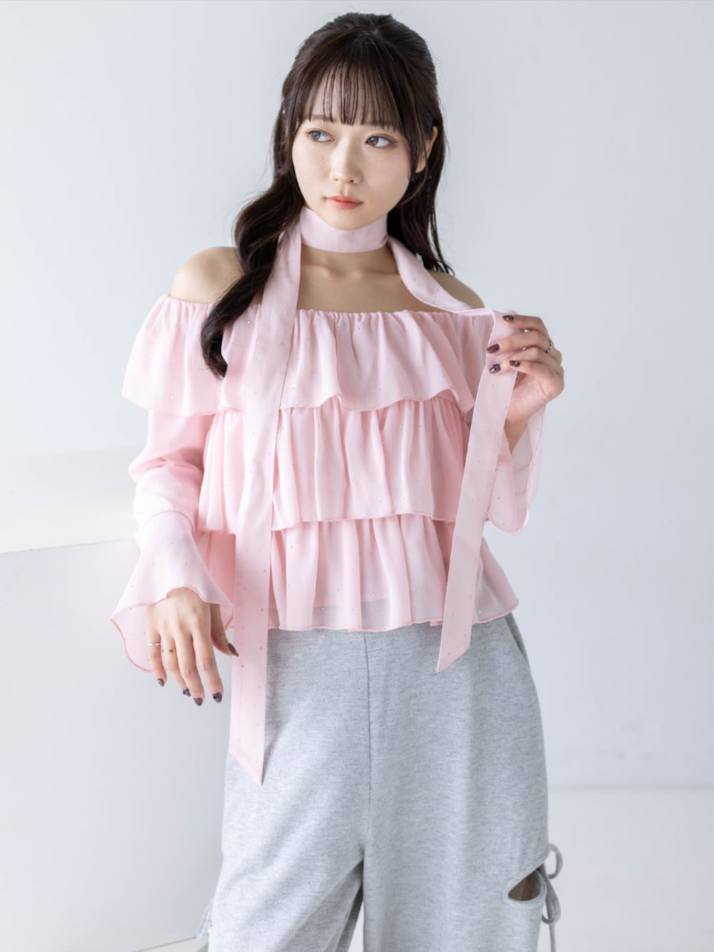グレー系のスウェットパンツ、ピンク系のスニーカー、ピンク系のシャツ/ブラウスを着用したレディースの夏コーディネートの3枚目の写真