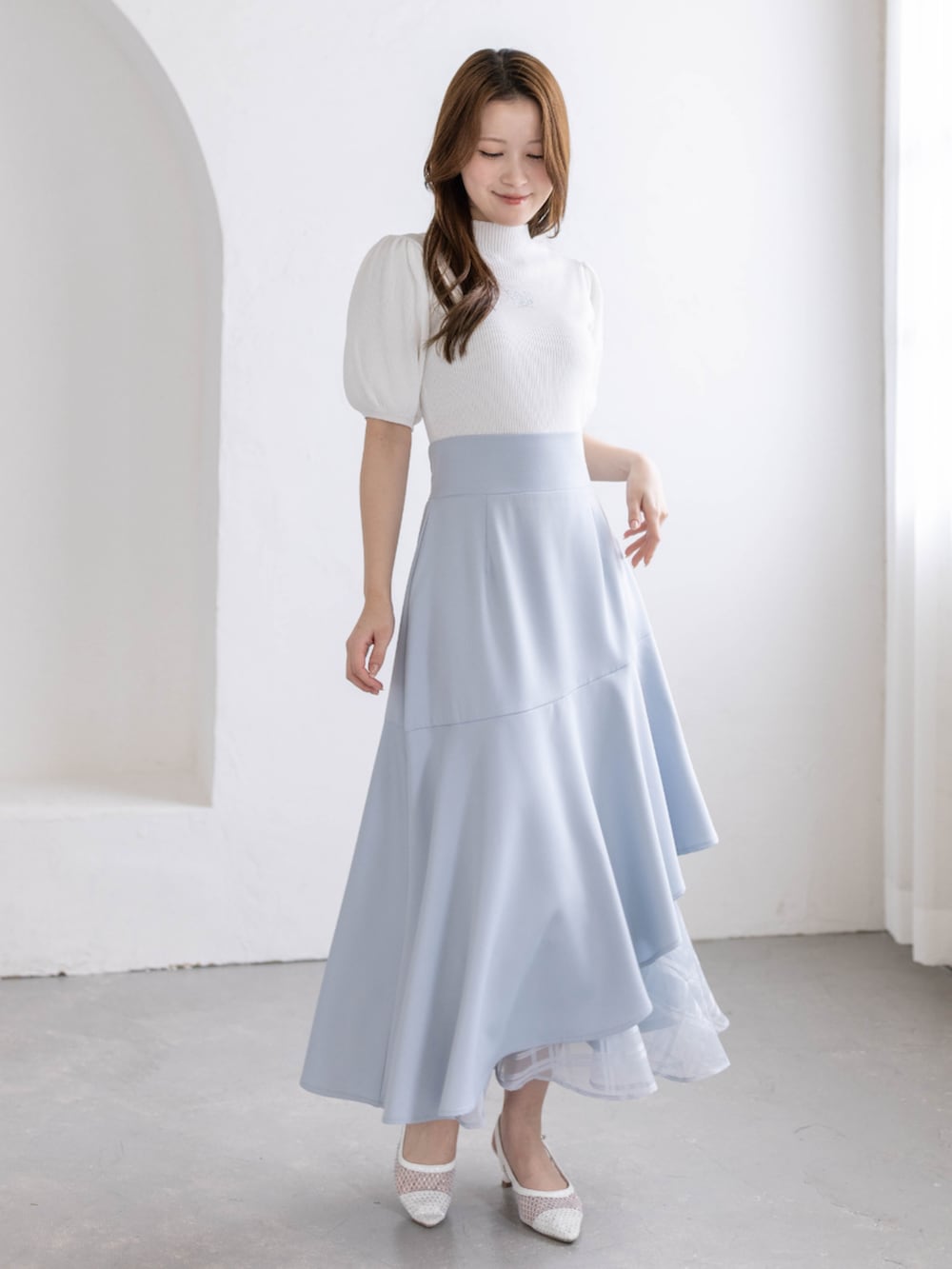 ホワイト系のパンプス、ブルー系のスカート、ホワイト系のニット/セーターを着用したレディースの春コーディネートの5枚目の写真