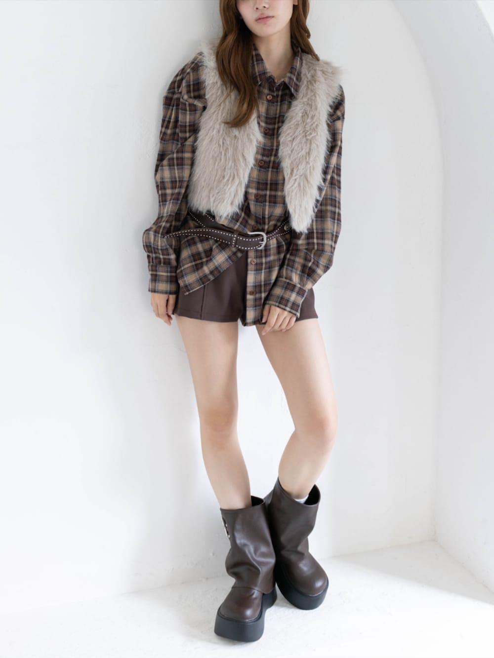 ブラウン系のその他パンツ、ブラウン系のブーツ、ブラウン系のシャツ/ブラウスを着用したレディースの秋コーディネートの3枚目の写真