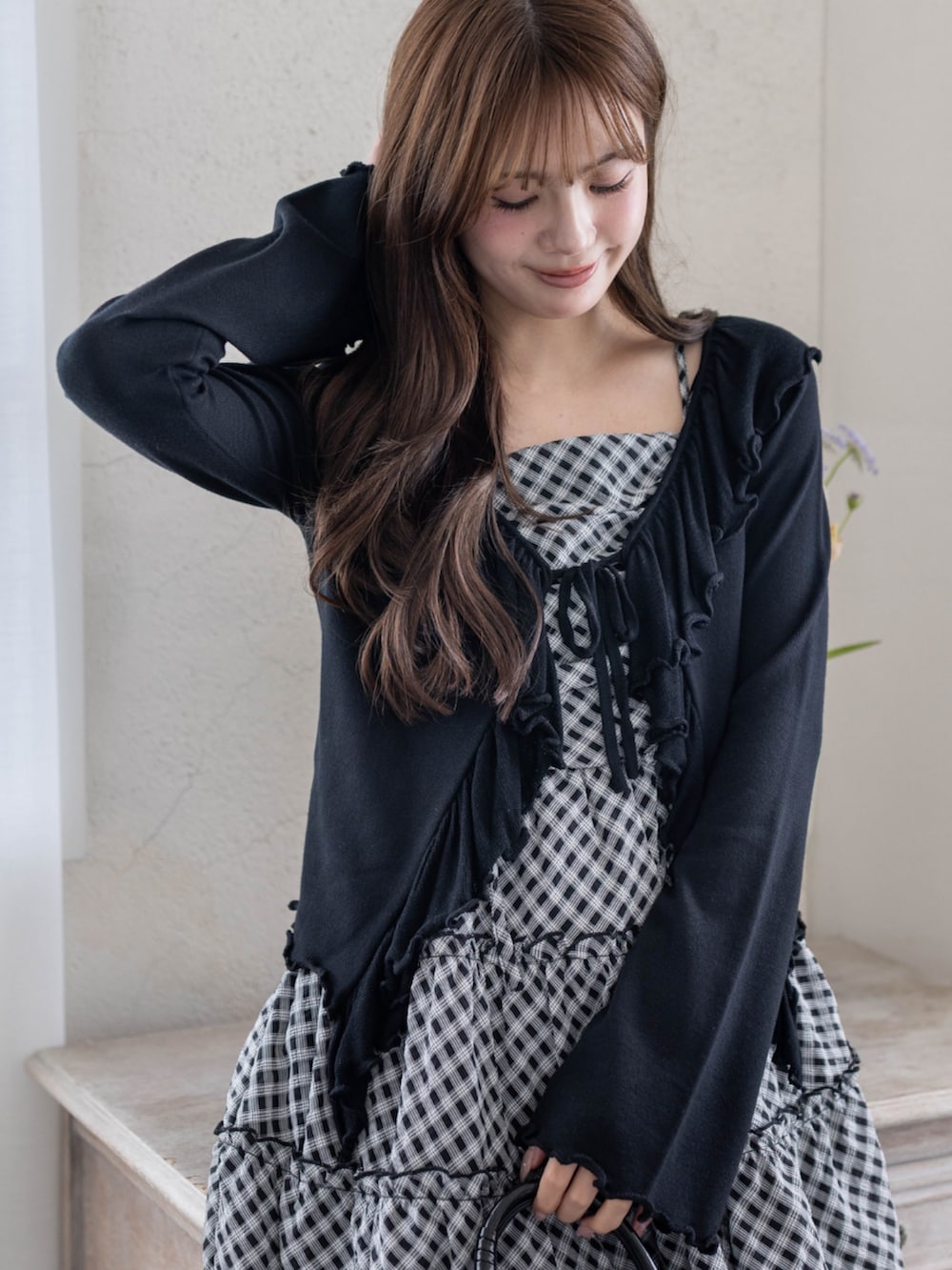 ブラック系のパンプス、ブラック系のハンドバッグ、ブラック系のワンピースを着用したレディースの春コーディネートの5枚目の写真