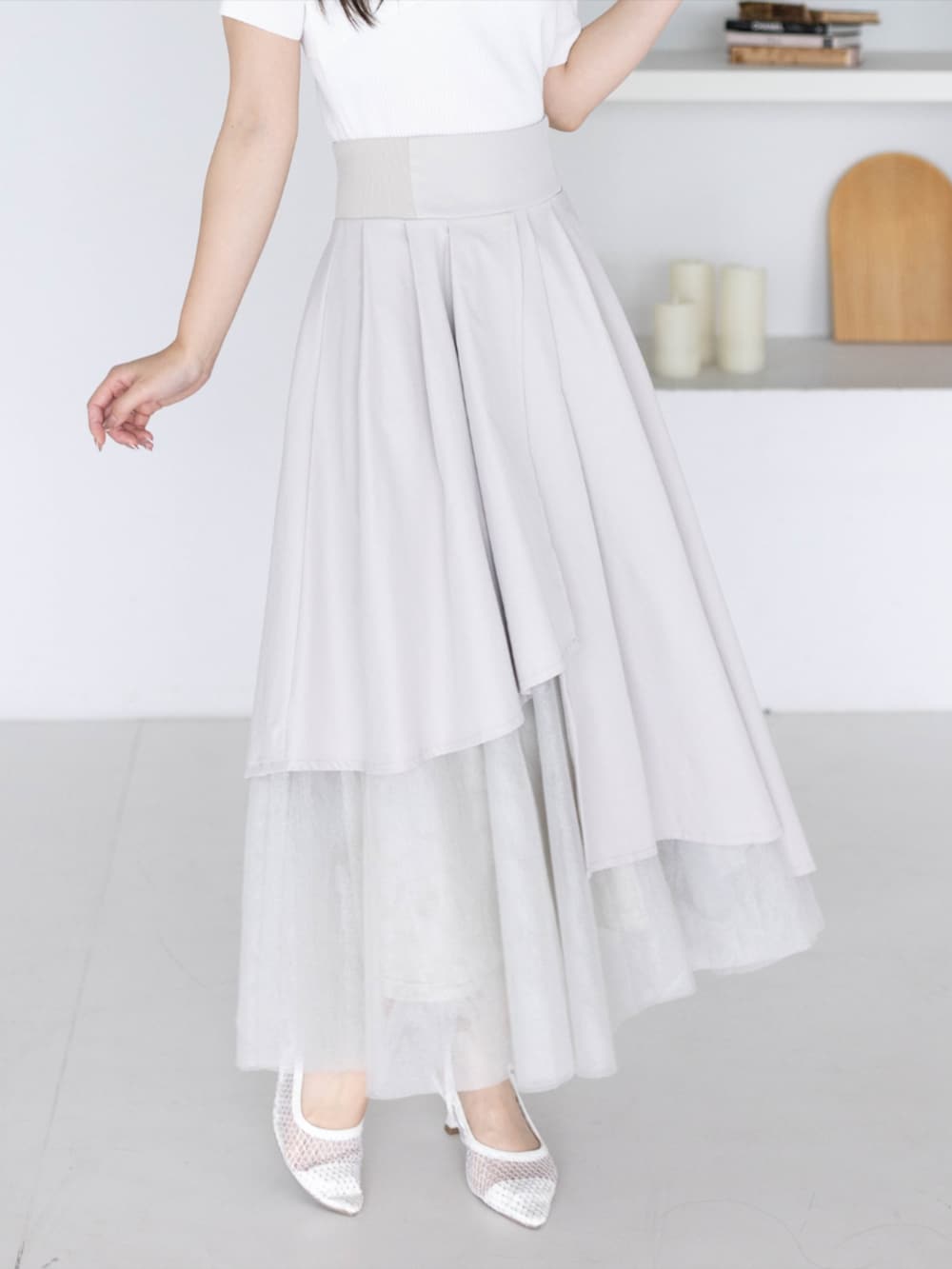 ホワイト系のパンプス、ホワイト系のニット/セーター、ベージュ系のスカートを着用したレディースの夏コーディネートの4枚目の写真