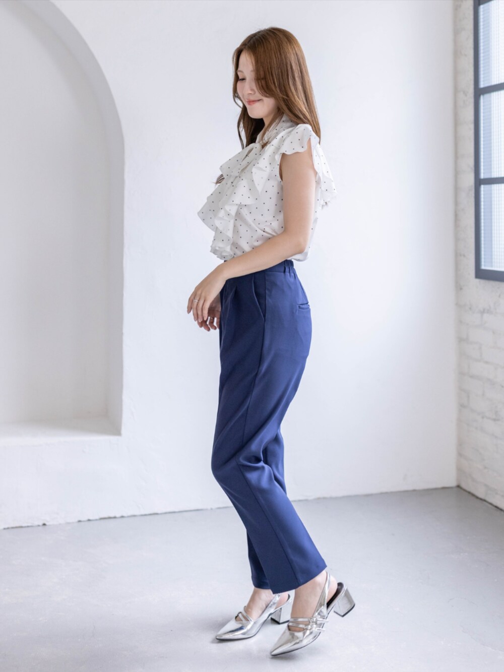シルバー系のパンプス、ブルー系のその他パンツ、ホワイト系のシャツ/ブラウスを着用したレディースの夏コーディネートの2枚目の写真