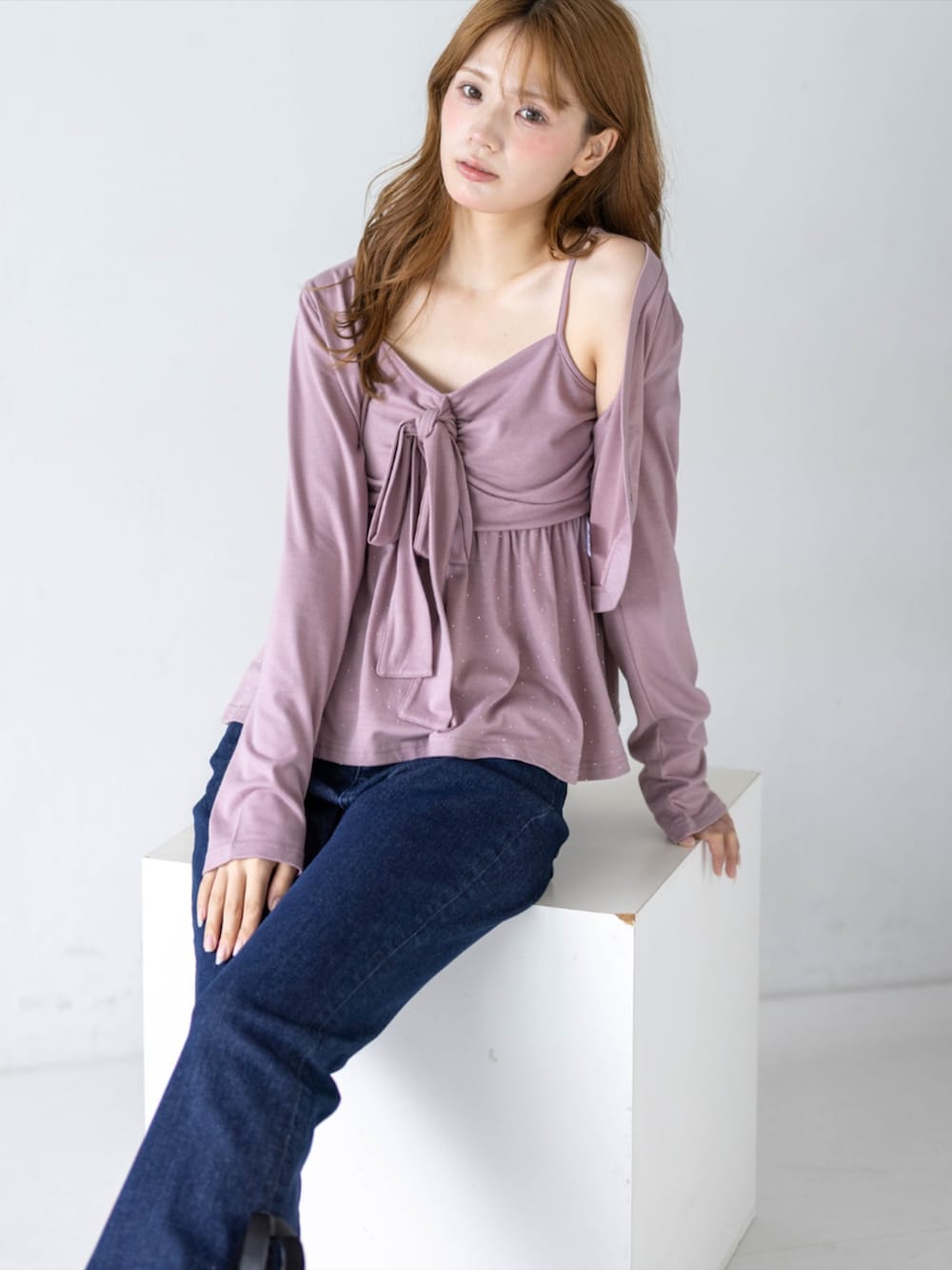 シルバー系のパンプス、ブルー系のデニムパンツ、ピンク系のTシャツ/カットソーを着用したレディースの夏コーディネートの8枚目の写真