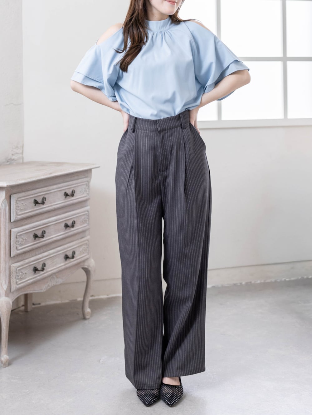 グレー系のシャツ/ブラウス、ブラック系のパンプス、グレー系のスラックスを着用したレディースの春コーディネートの4枚目の写真