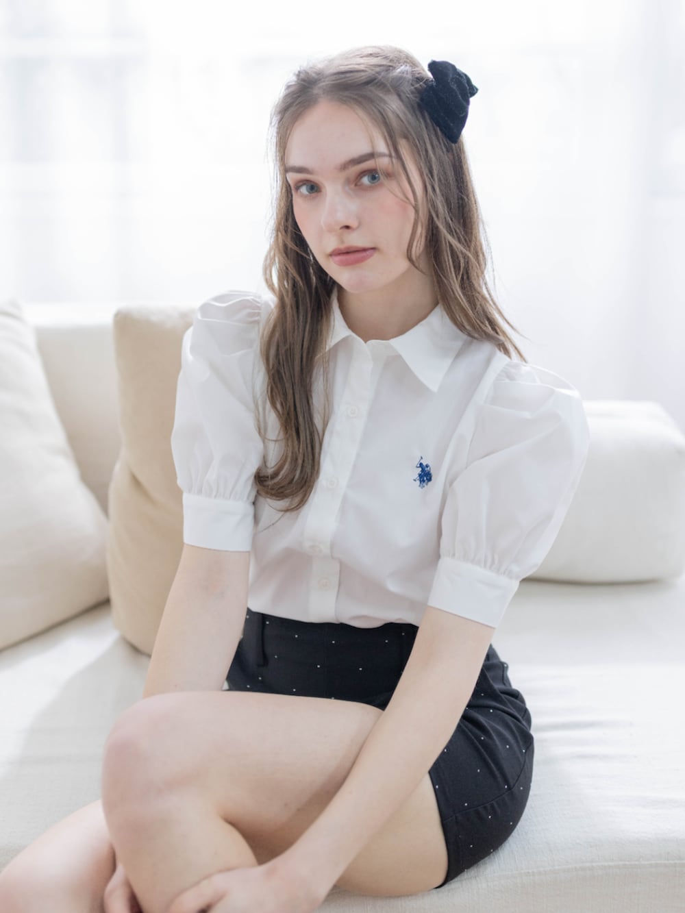 ホワイト系のシャツ/ブラウスを着用したレディースの春コーディネートの3枚目の写真