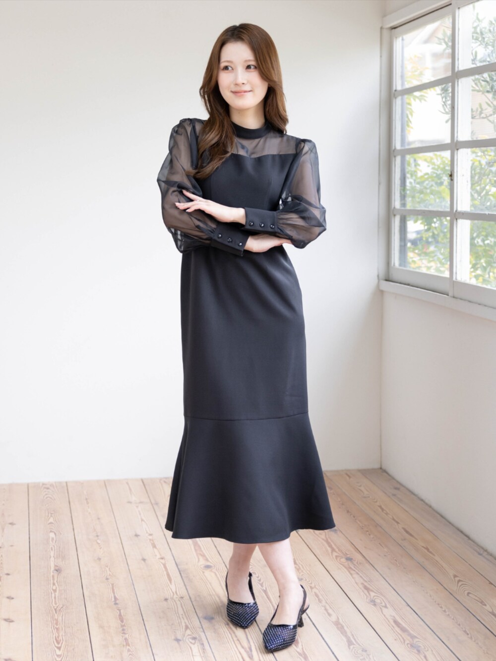 ブラック系のパンプス、ブラック系のワンピースを着用したレディースの春コーディネートの2枚目の写真