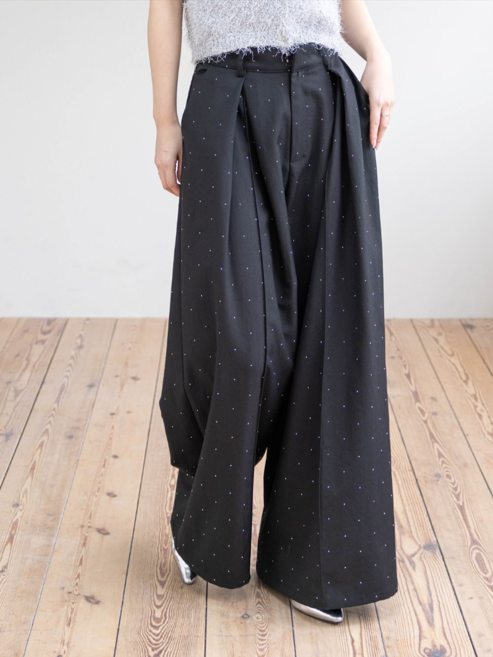 シルバー系のパンプス、ブラック系のその他パンツ、グレー系のカーディガン/ボレロを着用したレディースの春コーディネートの4枚目の写真