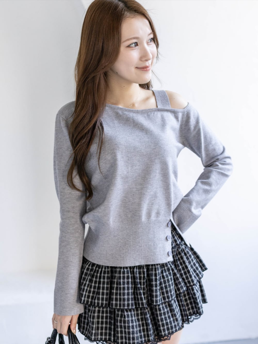 ブラック系のブーツ、グレー系のニット/セーター、ブラック系のスカートを着用したレディースの夏コーディネートの6枚目の写真