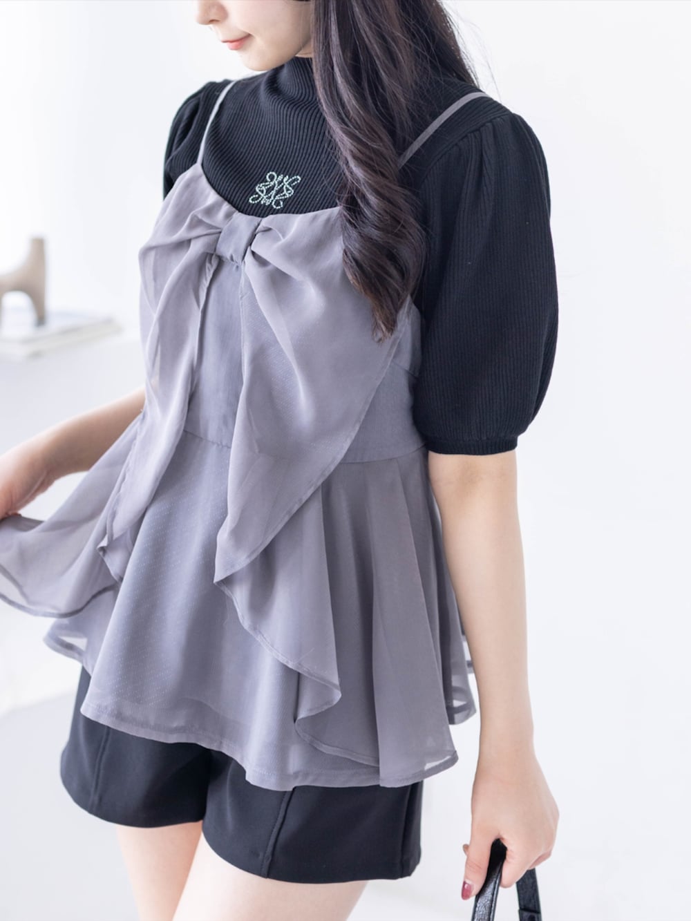 ブラック系のブーツ、ブラック系のその他パンツ、ブラック系のハンドバッグを着用したレディースの春コーディネートの5枚目の写真